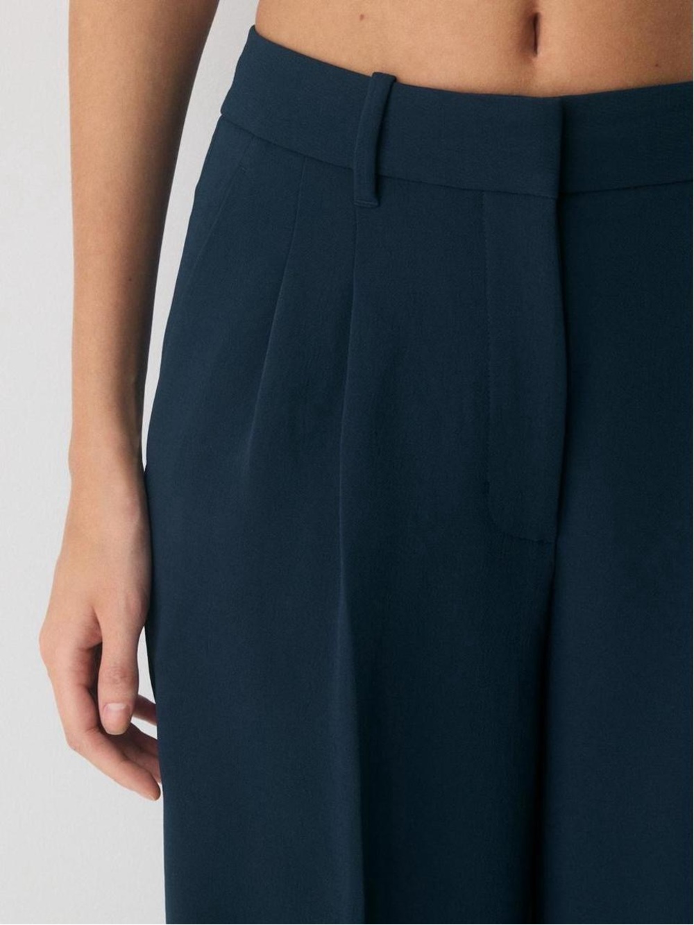 Aritzia The Effortless Pant™ - Crepette™ High-waisted, wide-leg trouser in navy. - Picture 3 of 8